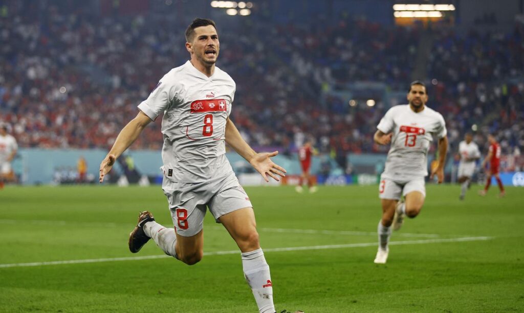Remo Freuler comemora o gol que deu a classificação aos suíços. (REUTERS)