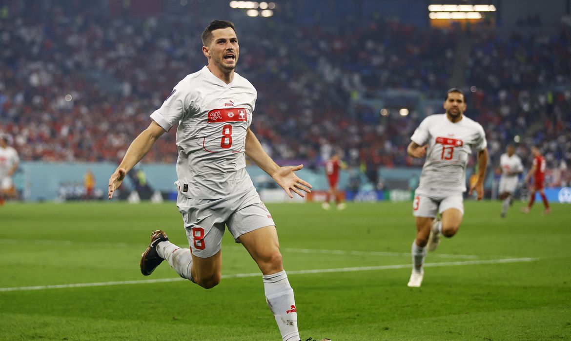 Remo Freuler comemora o gol que deu a classificação aos suíços. (REUTERS)
