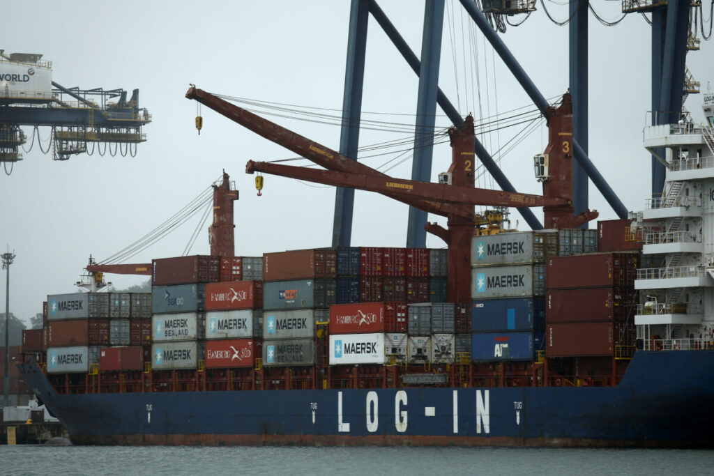 Navio é carregado em terminal do Porto de Santos