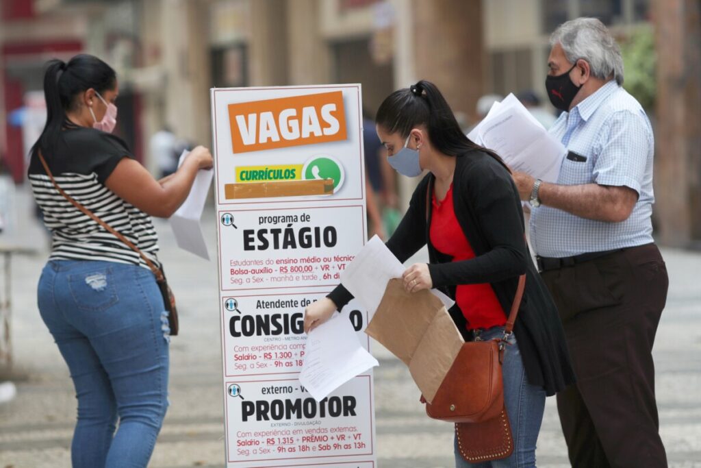 Mulher coloca currículo