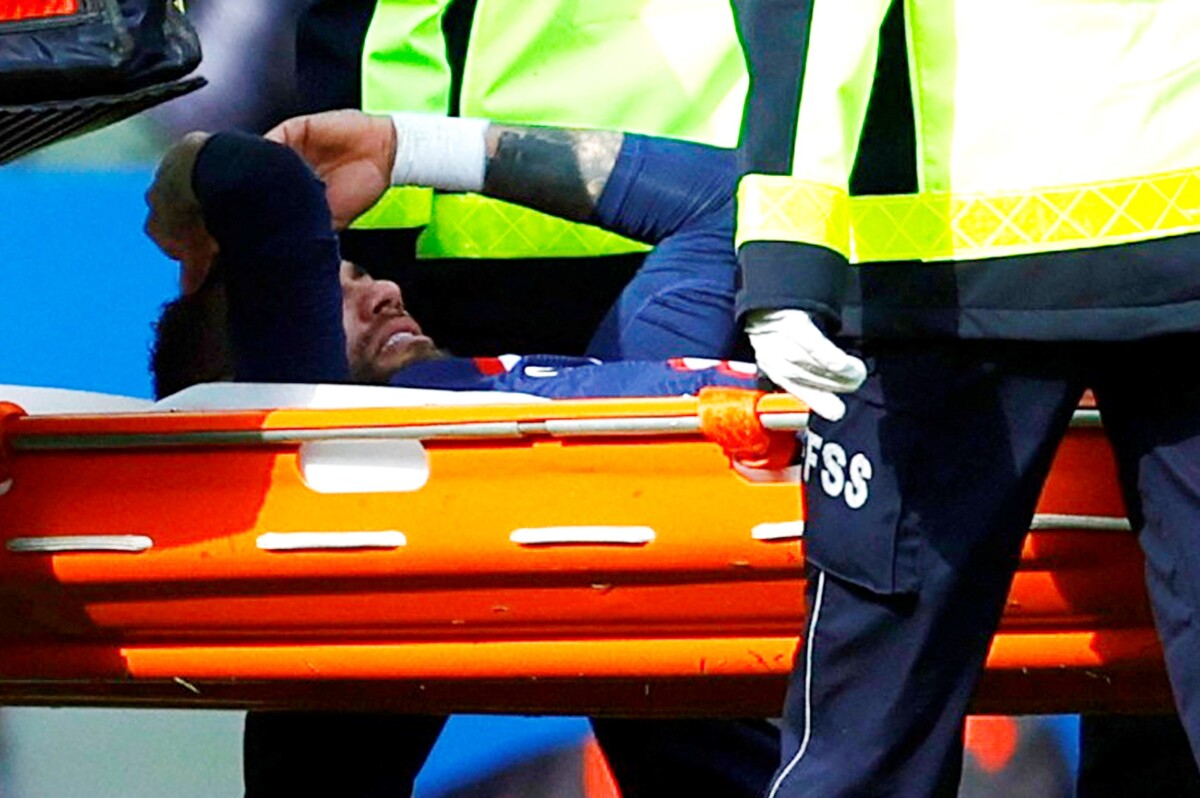Neymar deixa o campo