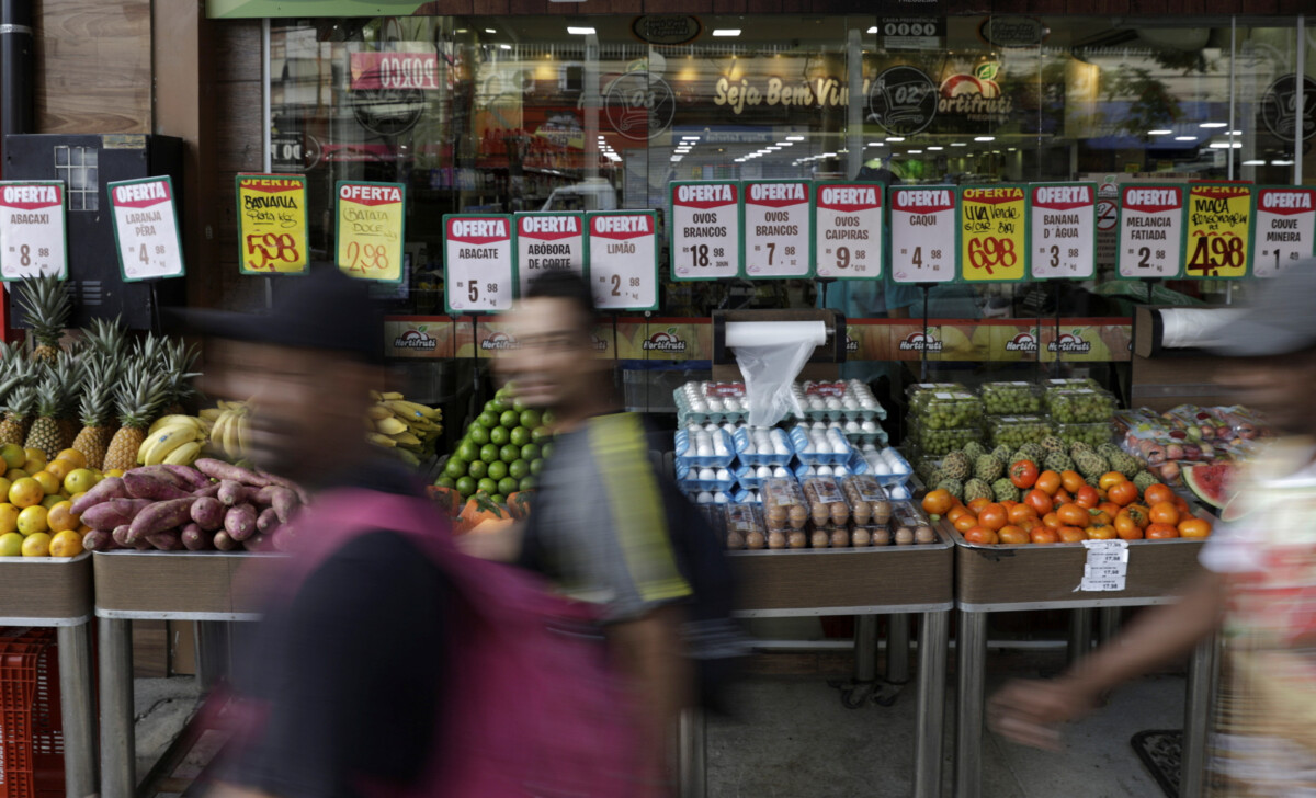 Consumidores fazem compras